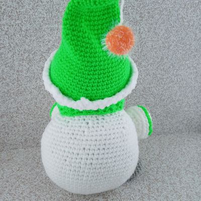 Вязаная игрушка Снеговичок в зеленом колпачке, 30×20 см — фото 6