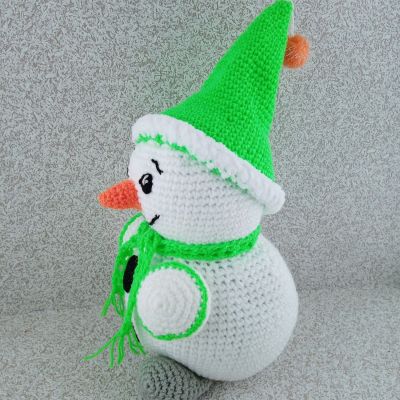 Вязаная игрушка Снеговичок в зеленом колпачке, 30×20 см — фото 5