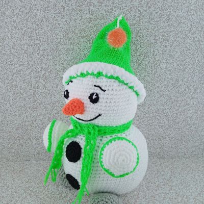 Вязаная игрушка Снеговичок в зеленом колпачке, 30×20 см — фото 3
