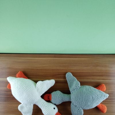 Вязаные игрушки Два весёлых гуся, 40×31 см — фото 5