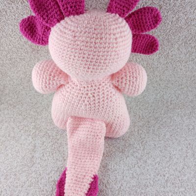 Вязаная игрушка Розовый аксолотик на ножках, 28×19 см (с хвостом 18 см)  — фото 4