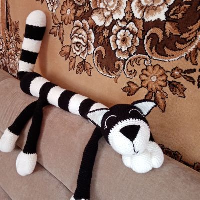 Вязаная игрушка Котофей чёрно-белый, 68 см + хвост 37 см — фото 1