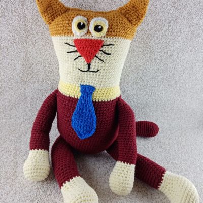 Вязаная игрушка Кот в галстуке, 59×27 см — фото 1