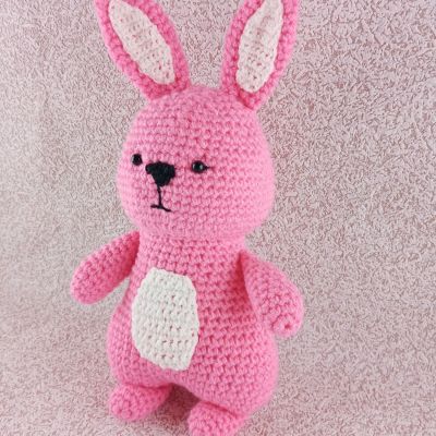 Вязаная игрушка Розовый кролик, 30 см — фото 2
