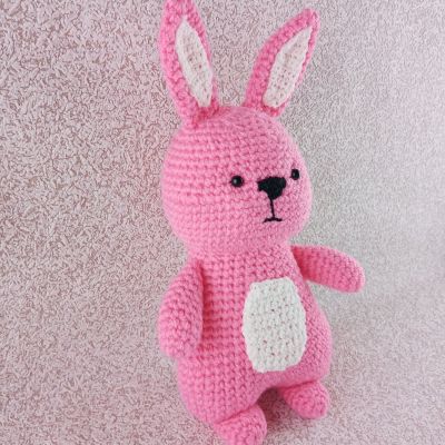 Вязаная игрушка Розовый кролик, 30 см — фото 3