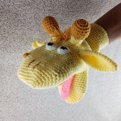 Вязаная игрушка-перчатка Жирафик, 26×15 см — фото 1