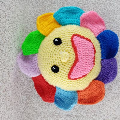 Вязаная игрушка-мини-подушка Цветочек, 28×28 см — фото 5