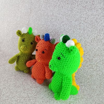 Вязаные игрушки Три друга-динозаврика, 20 см — фото 3