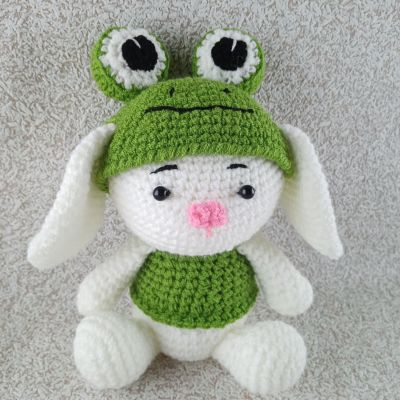 Вязаная игрушка Зайчонка в костюме лягушонка, 24×14 см — фото 1