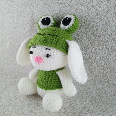 Вязаная игрушка Зайчонка в костюме лягушонка, 24×14 см — фото 2