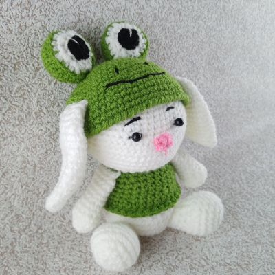 Вязаная игрушка Зайчонка в костюме лягушонка, 24×14 см — фото 3