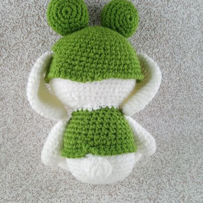 Вязаная игрушка Зайчонка в костюме лягушонка, 24×14 см — фото 7