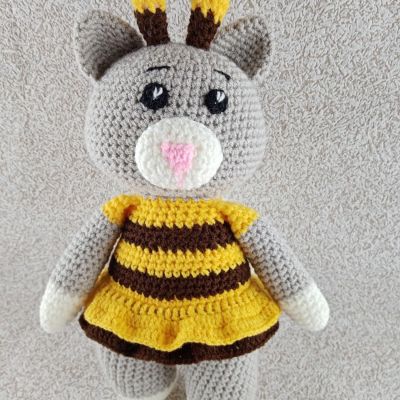 Вязаная игрушка Кошка-пчёлка, 34×23 см — фото 1