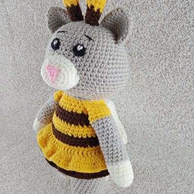 Вязаная игрушка Кошка-пчёлка, 34×23 см — фото 3