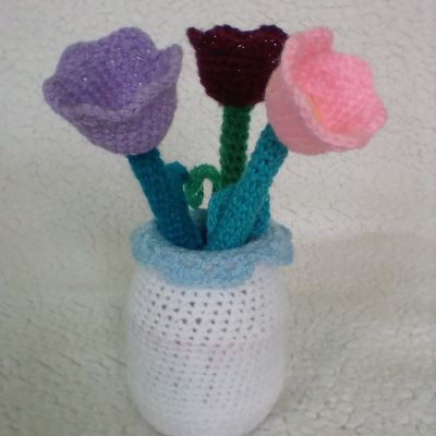 Вязаные цветы тюльпаны в вазочке, 20 см — фото 3