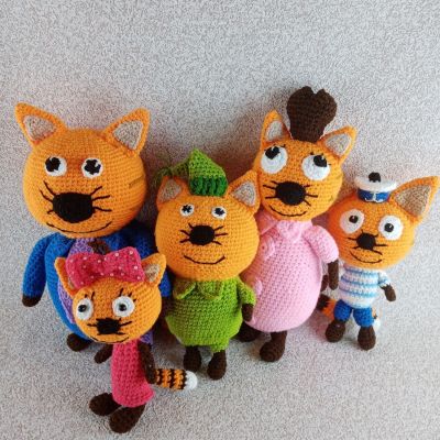 Вязаные игрушки из мультика «Три кота»: мама-кошка, папа-кот и три котенка, 21–37 см — фото 2