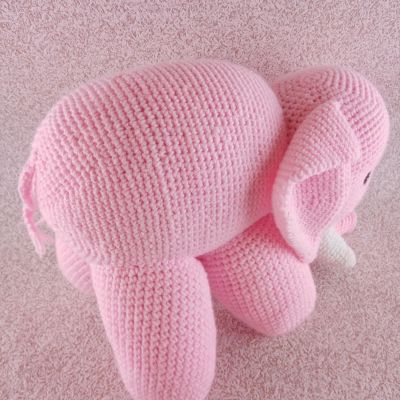 Вязаная игрушка Розовый слон, 28 см — фото 4